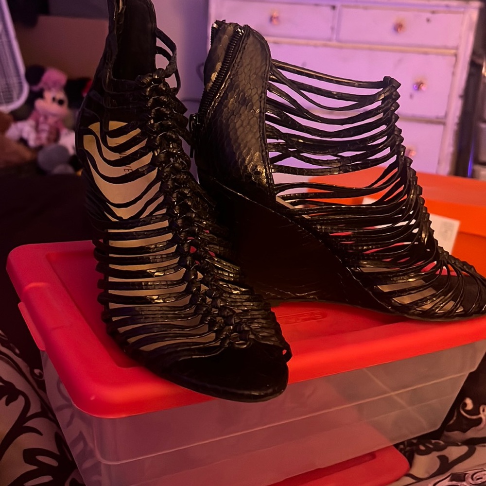 Women’s size 9 Nine West Strappy Black Snake skin wedge sandal